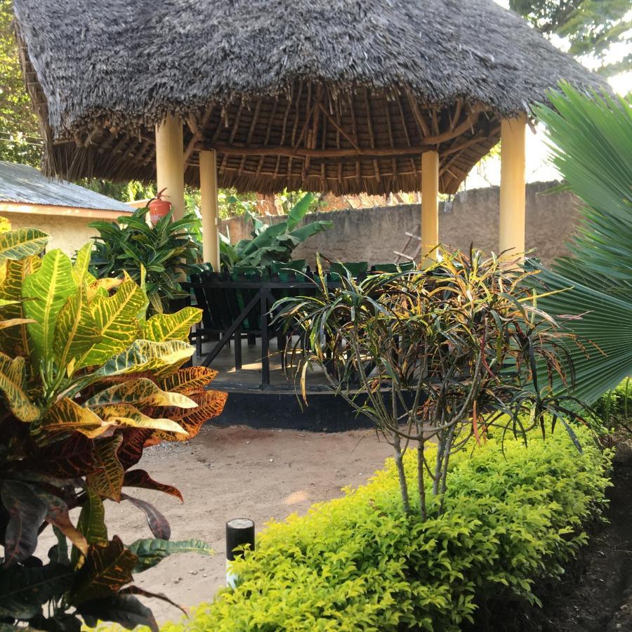 Diani Travellers Guest House Ukunda Dış mekan fotoğraf